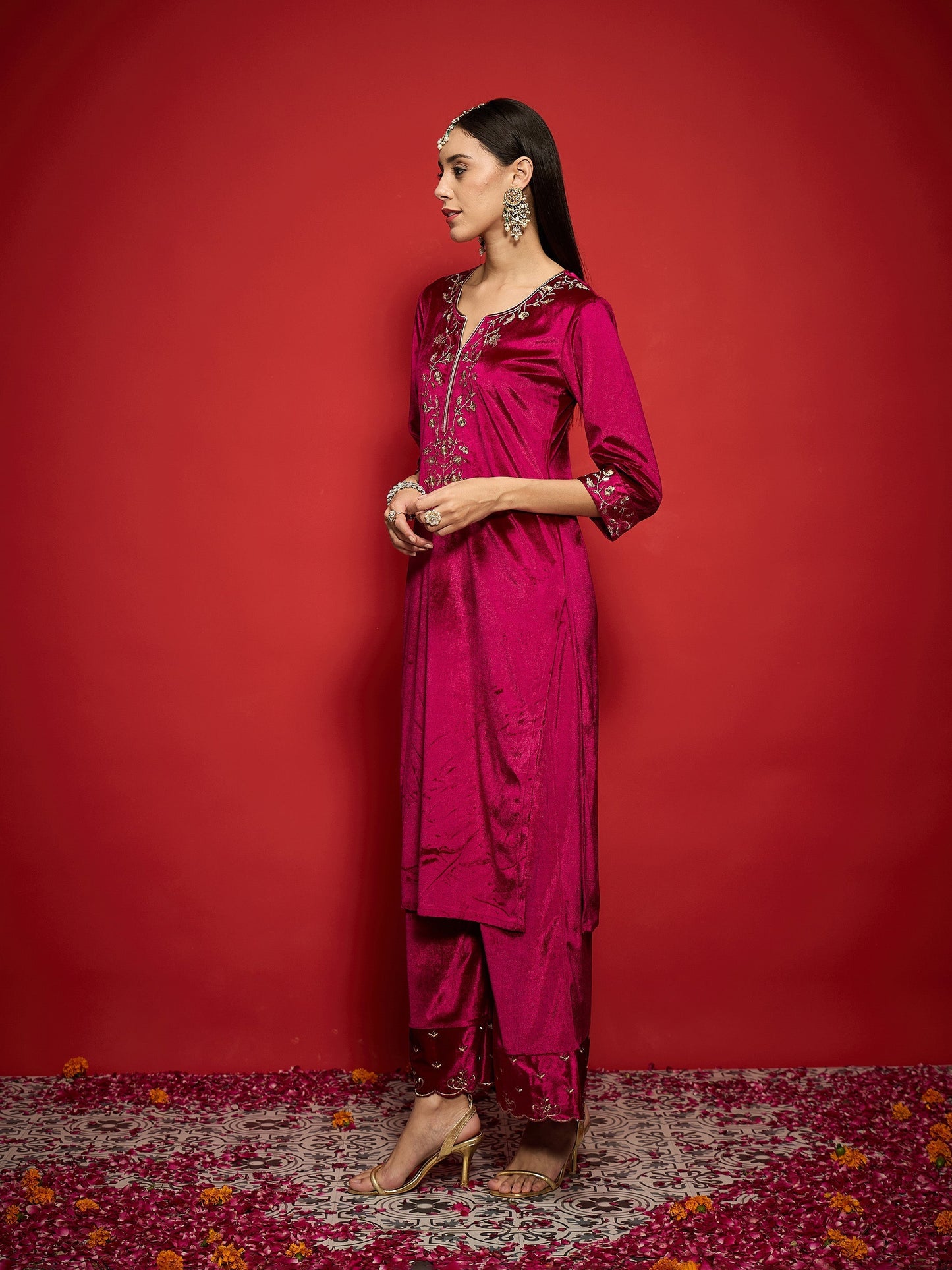 Women Fuchsia Velvet Zari Embroidered Round Neck Straight Kurta