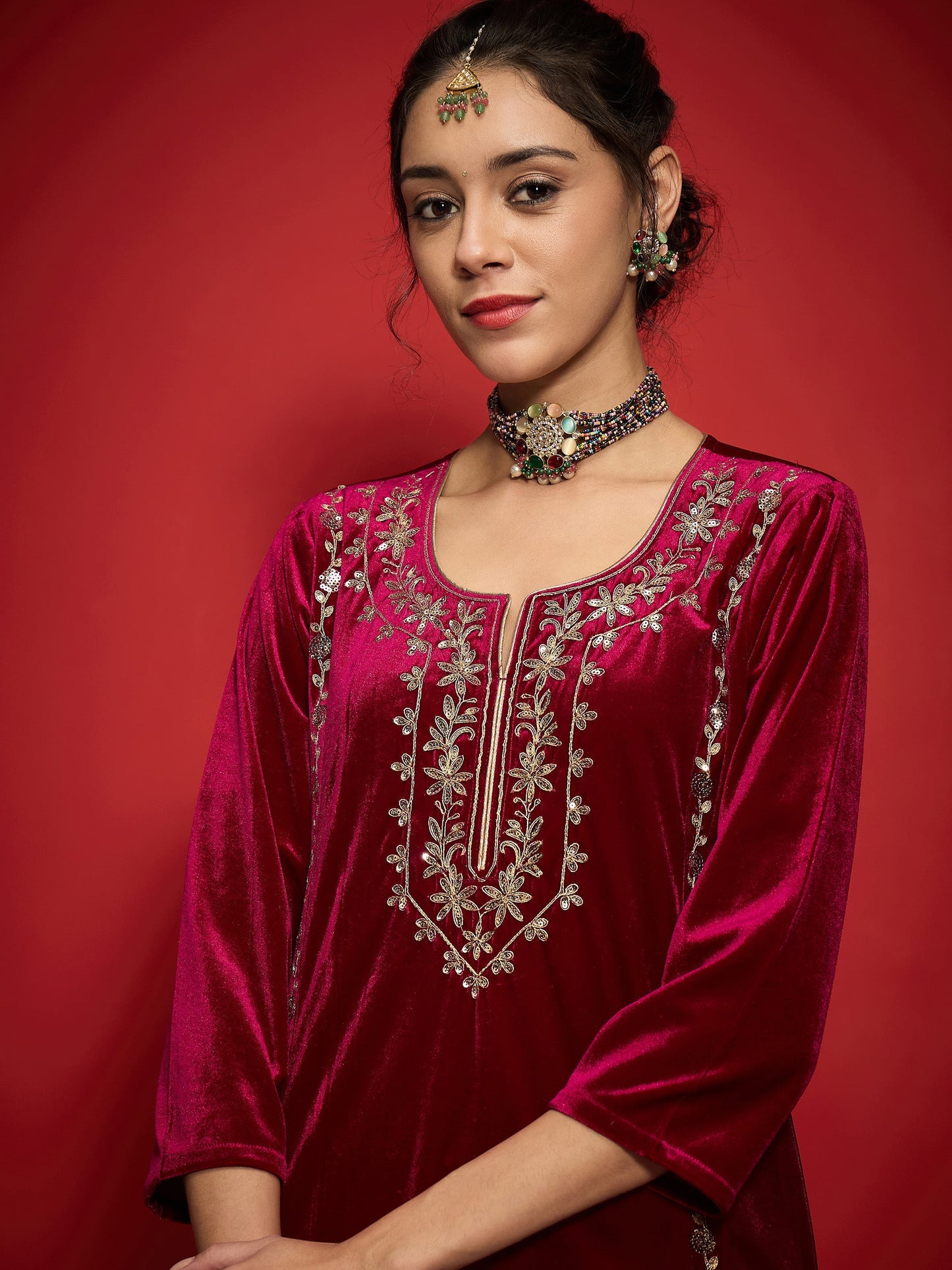 Women Fuchsia Velvet Embroidered Round Neck Kurta With Straight Pants